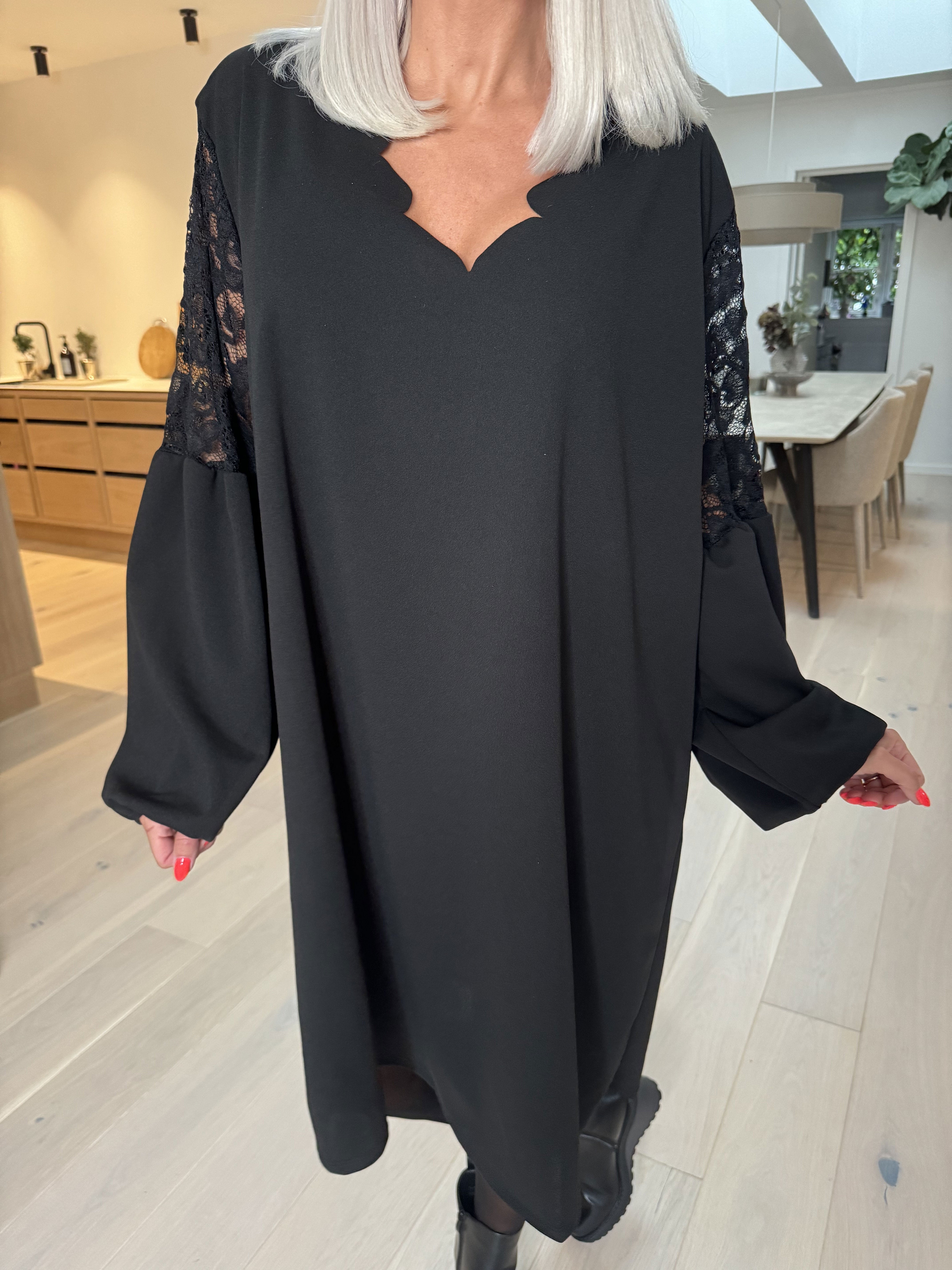 Romance - Fin klänning med ärmar i spets